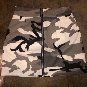 Camo skirt with front zip